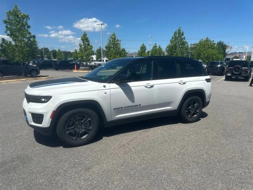 New 2024 Bright White Clear-Coat Exterior Paint Jeep Trailhawk 4xe image 17