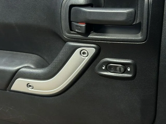 Used 2015 Silver Jeep Unlimited Rubicon image 31