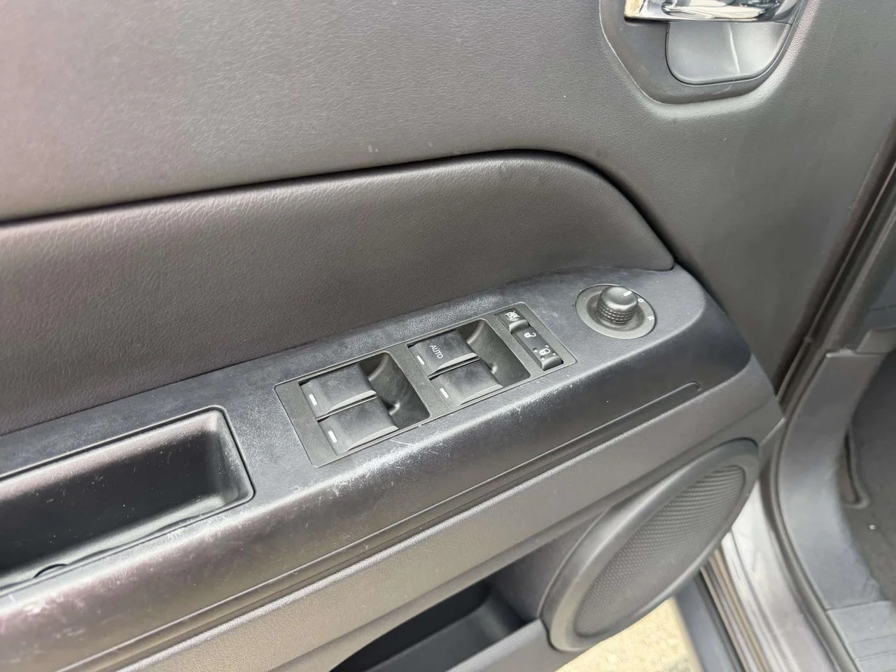 Used 2015 Granite Crystal Metallic Clearcoat Jeep Latitude image 22