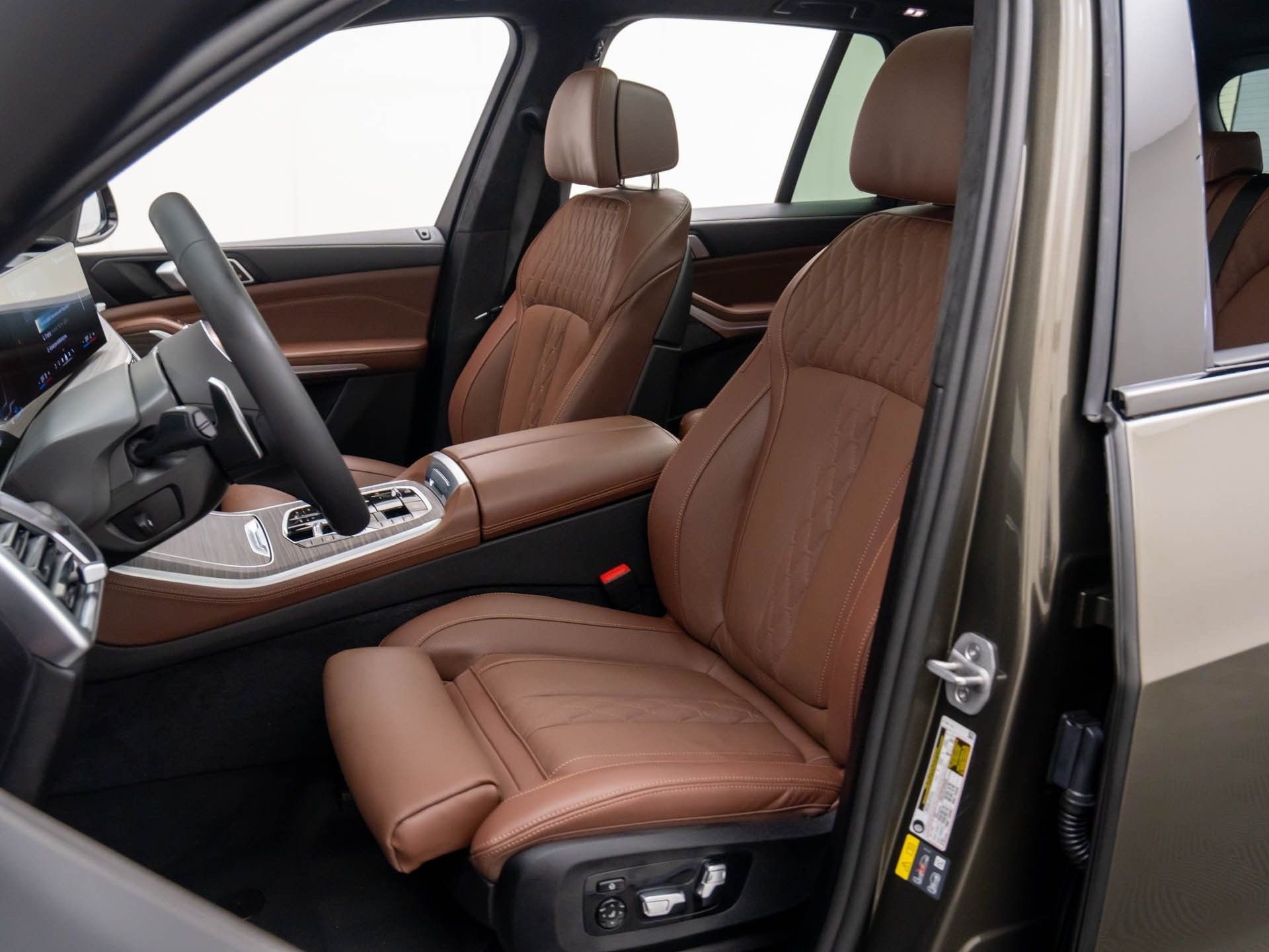 New 2026 Manhattan Green Metallic BMW xDrive50e image 15