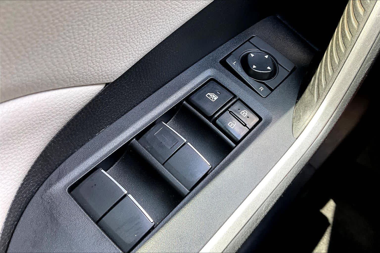 Used 2020 Lunar Rock Toyota XLE Premium image 34