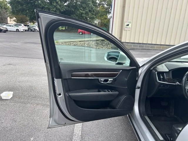 Used 2018 Silver Volvo T5 Momentum image 10