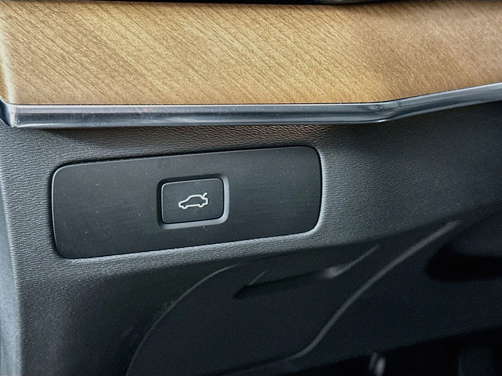 Used 2025 Onyx Black Metallic Volvo B6 Plus 7-Seater image 10