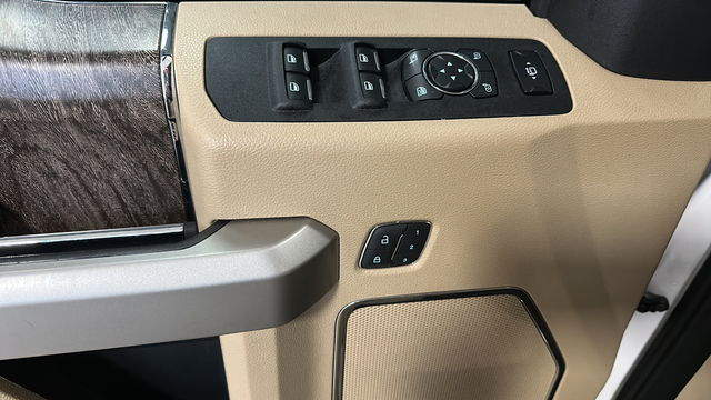 Used 2019 White Platinum Clearcoat Metallic Ford Lariat image 20
