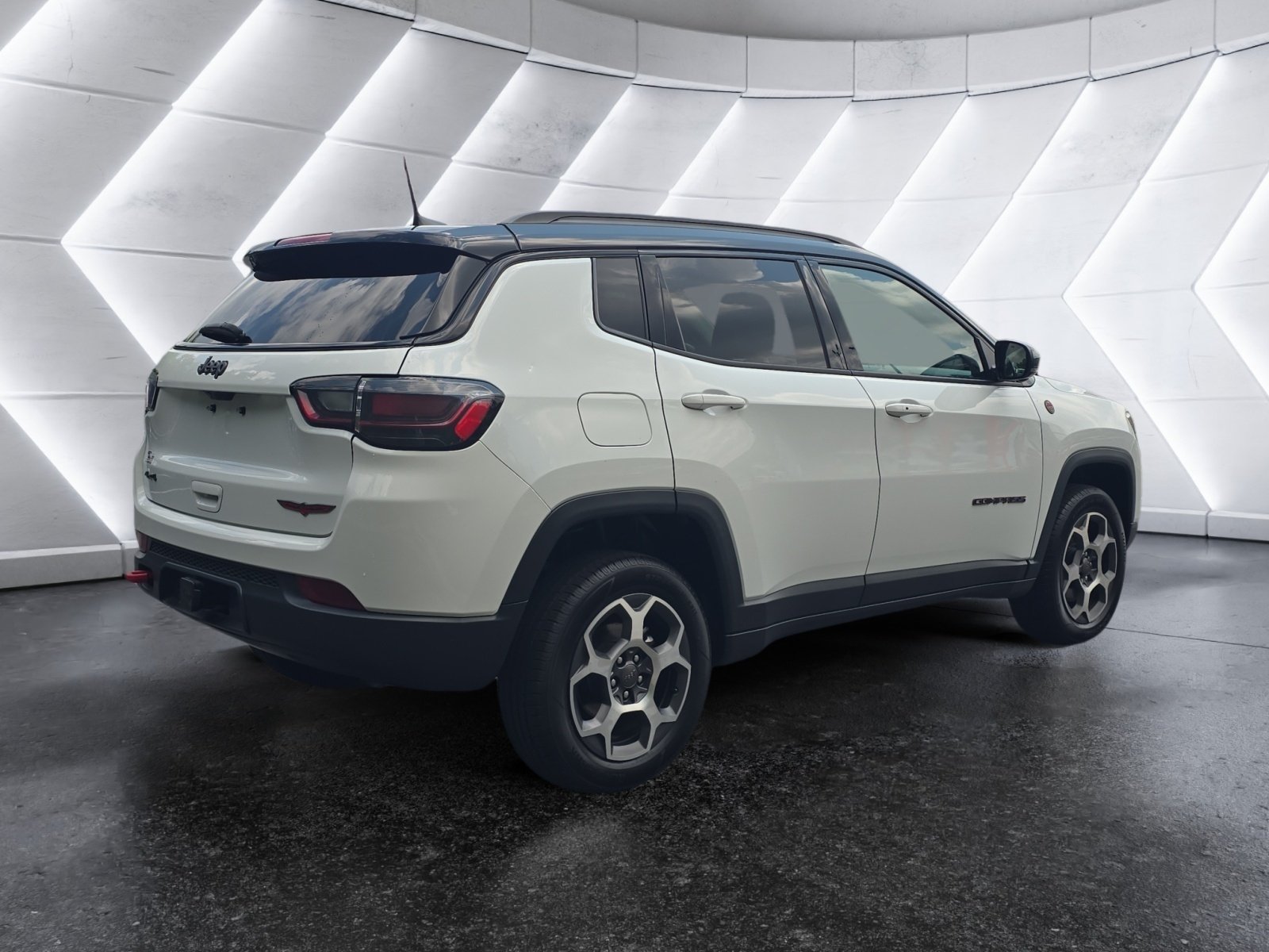 Used 2022 White Jeep Trailhawk image 5