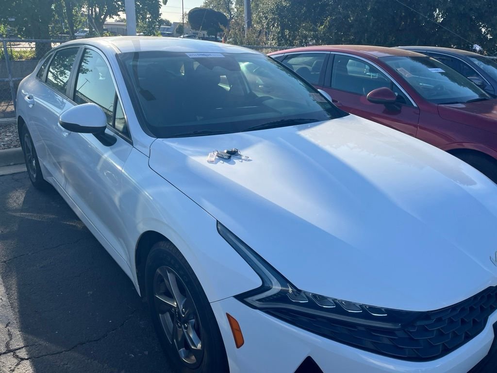 Used 2022 White Pearl Kia LXS image 3