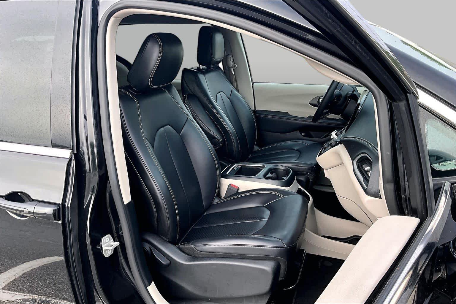 Used 2024 Brilliant Black Crystal Pearlcoat Chrysler Hybrid Select image 9