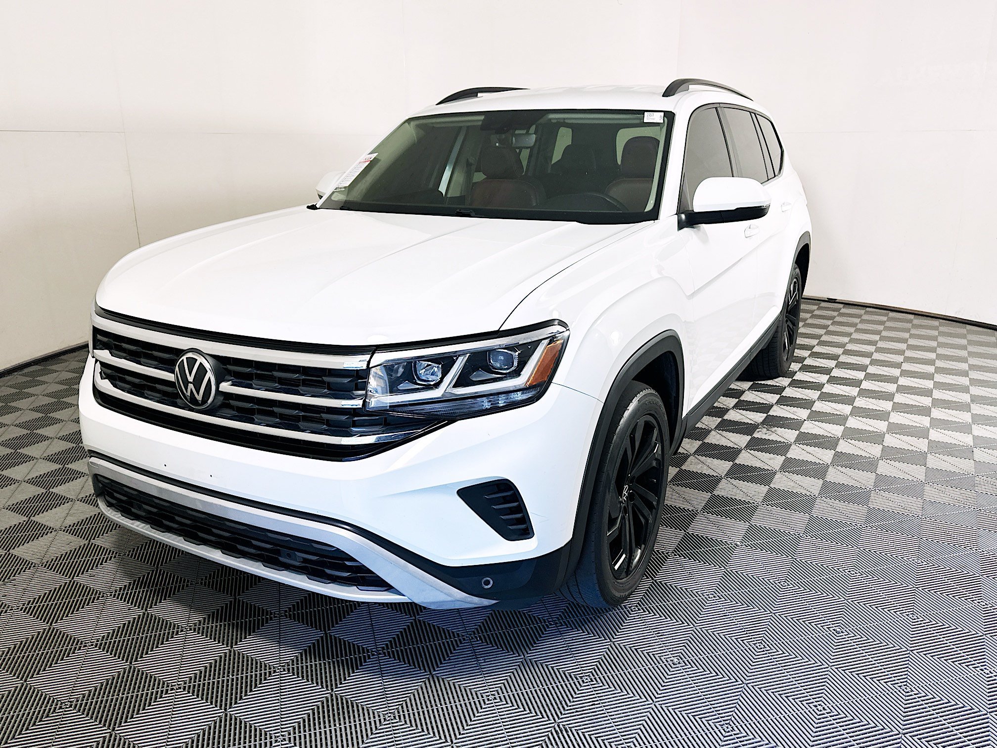 Used 2022 White Volkswagen 3.6L V6 SE w/Technology image 7