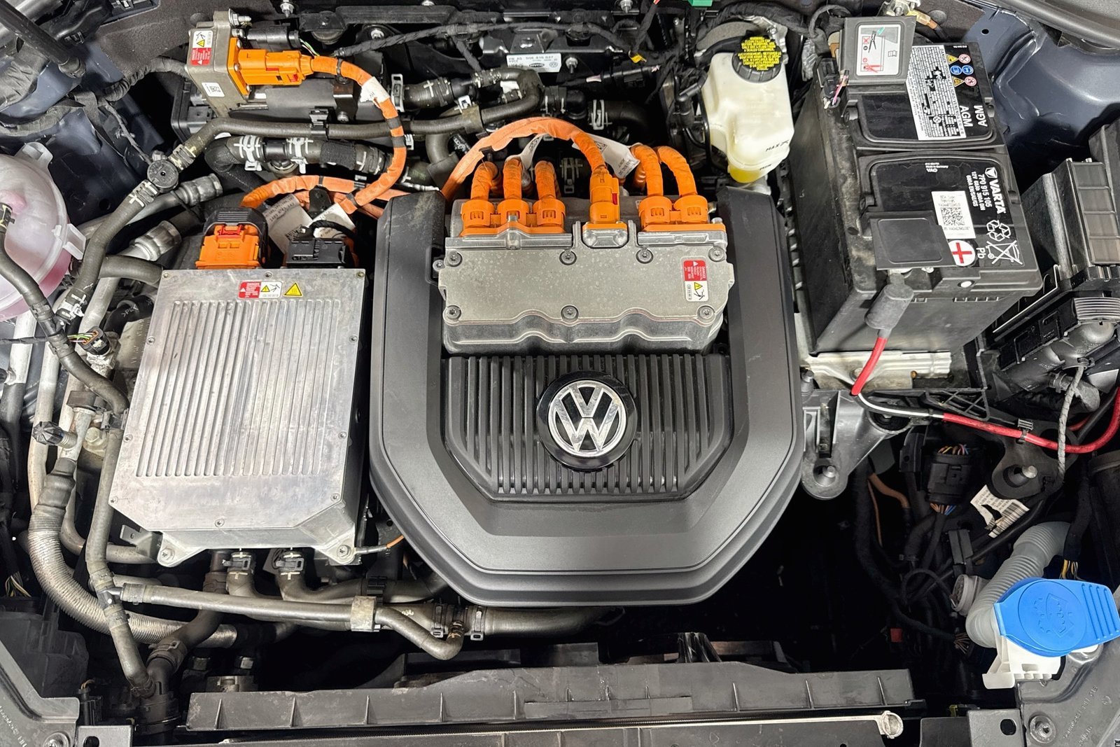 Used 2016 Pacific Blue Volkswagen SEL Premium image 28