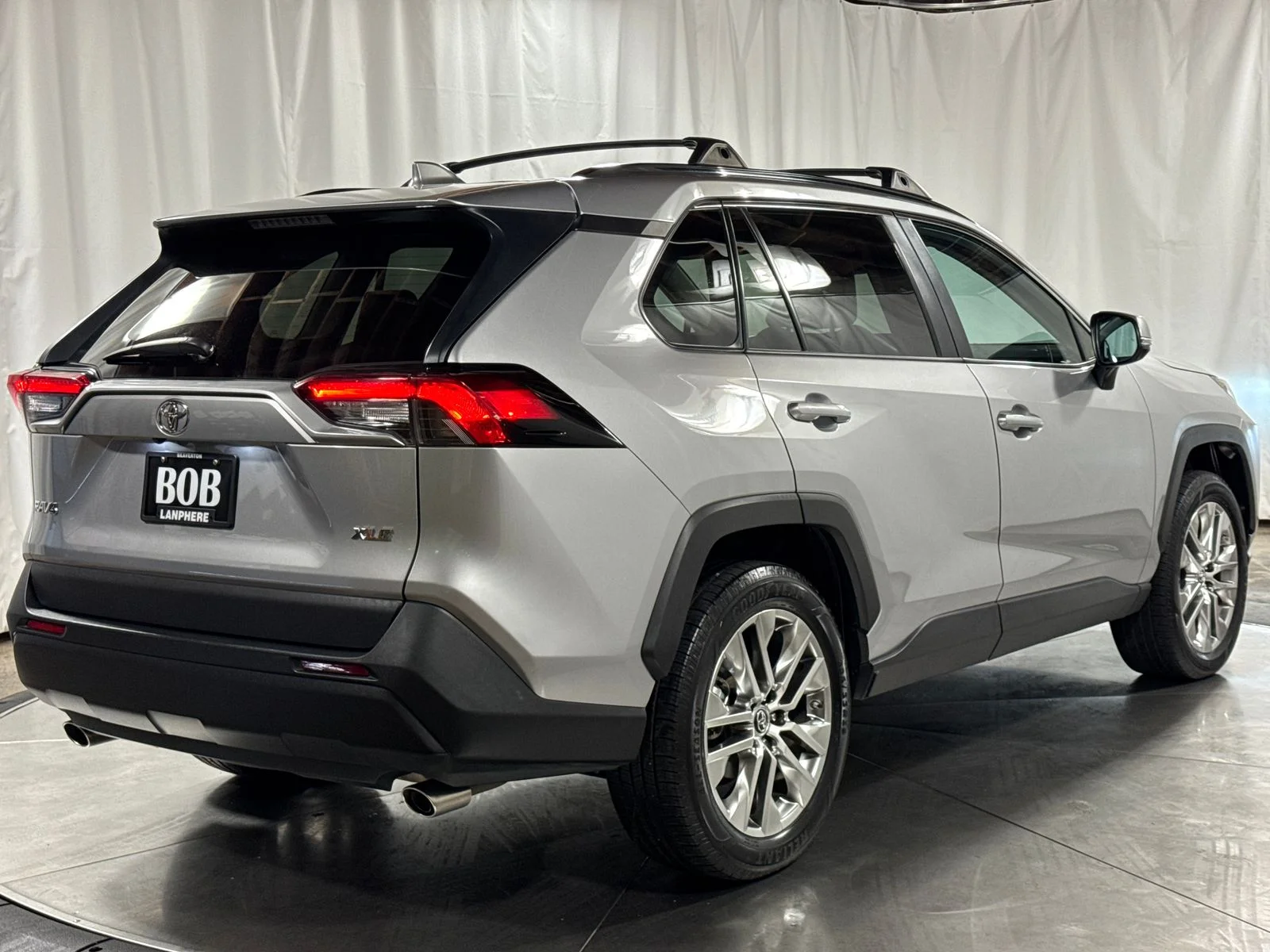 Used 2019 Silver Sky Metallic Toyota XLE Premium image 10