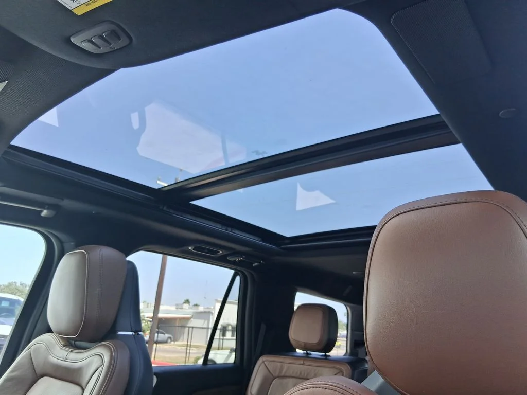 Used 2023 White Lincoln Reserve image 22