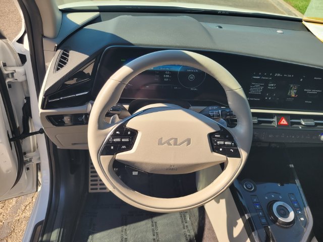 Used 2023 White Kia Wave image 30