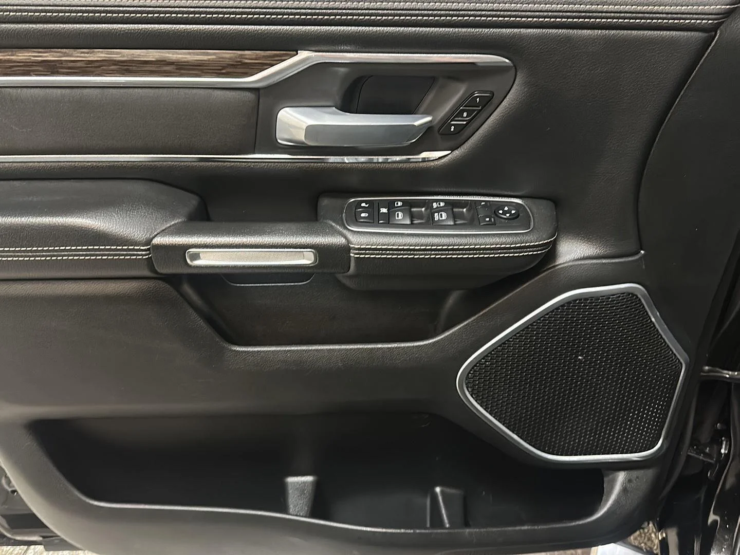 Used 2019 Diamond Black Crystal Pearlcoat Ram Laramie image 19
