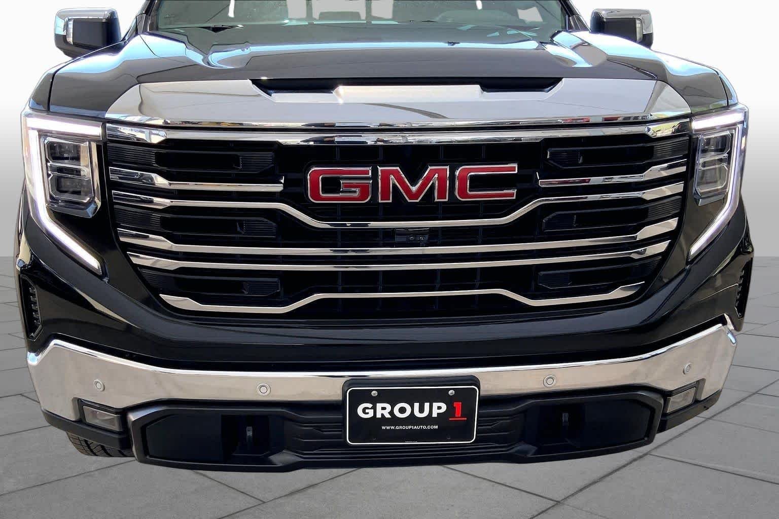 Used 2025 Onyx Black GMC SLT image 30