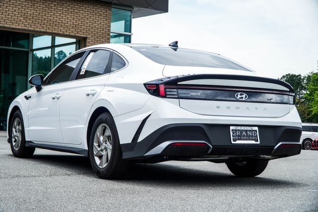 Certified Used 2025 White Hyundai SE image 10