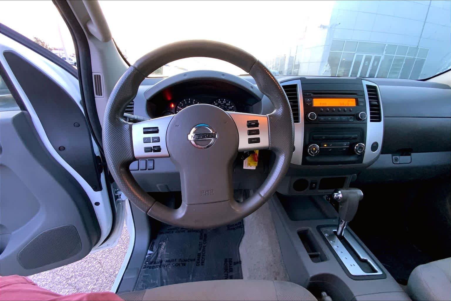 Used 2015 Glacier White Nissan S image 5