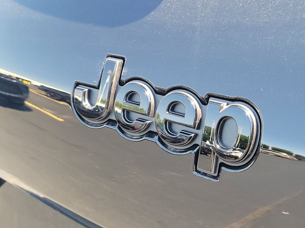 New 2026 Diamond Black Crystal Pearl-Coat Exterior Paint Jeep Laredo image 5