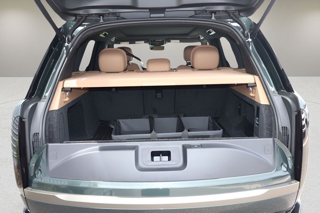 New 2026 Belgravia Green LAND ROVER SE image 15