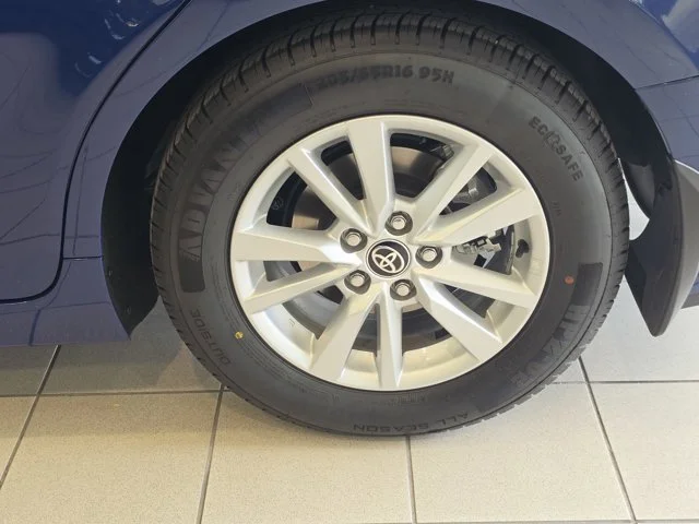 Used 2025  Toyota LE image 30