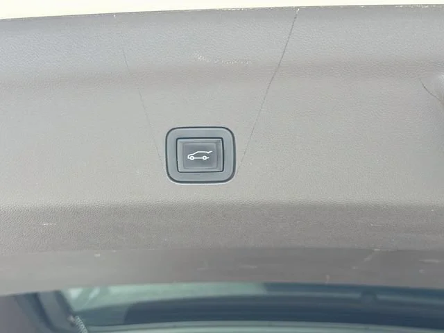 Used 2022 White Frost Tricoat GMC Denali image 14