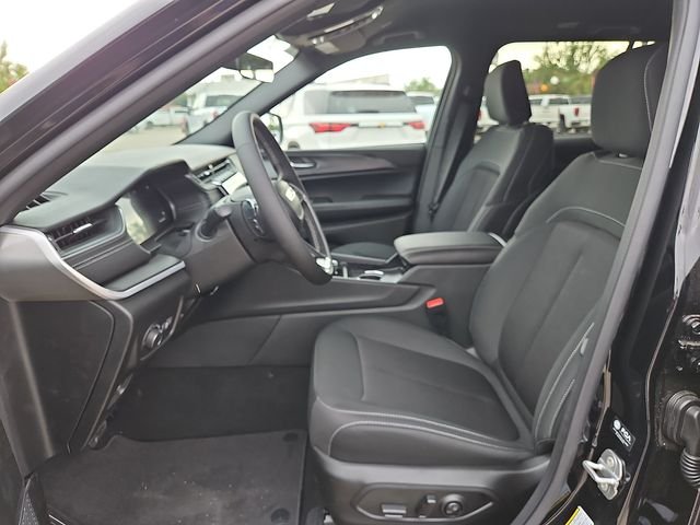 New 2026 Diamond Black Crystal Pearlcoat Jeep Laredo image 15