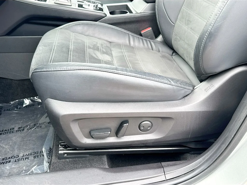 Used 2023 Alloy Silver Metallic Mitsubishi SE image 17