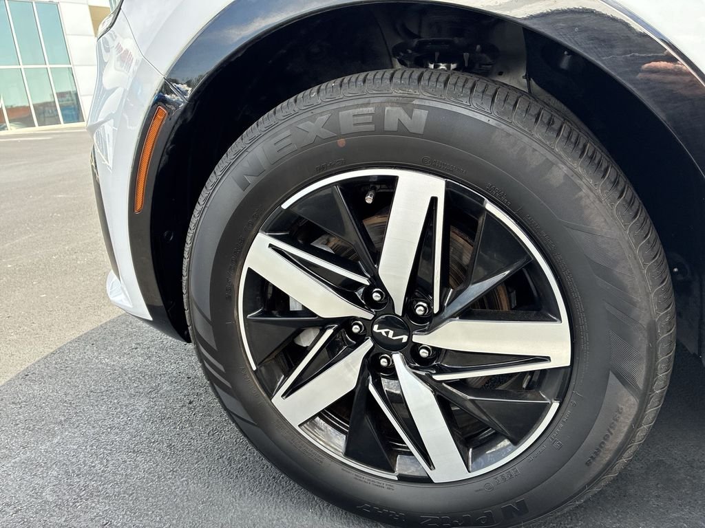 Used 2022 White Kia S image 10