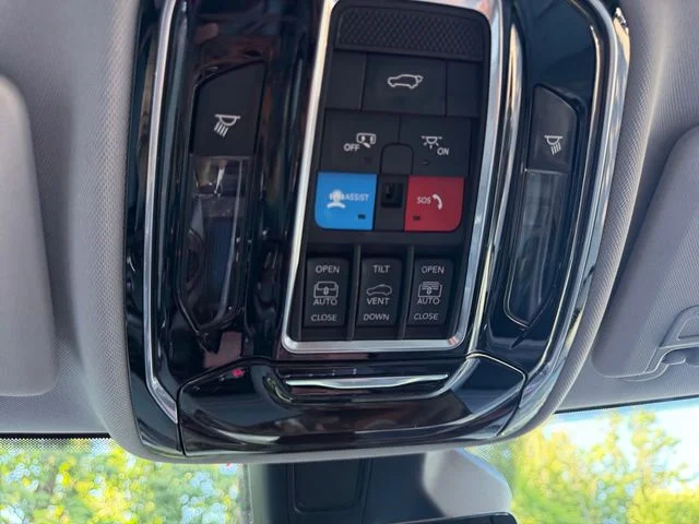 Used 2021 Diamond Black Crystal Pearlcoat Jeep Overland image 28