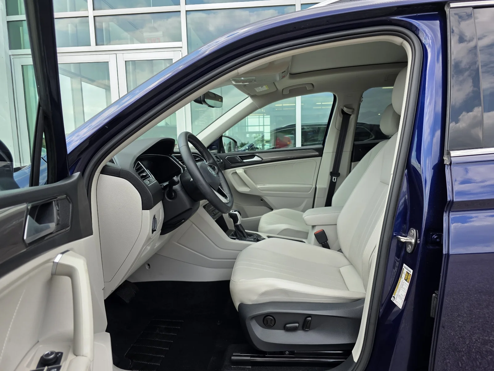 Certified Used 2022 Atlantic Blue Metallic (h7h7) Volkswagen 2.0T SE 4MOTION image 8