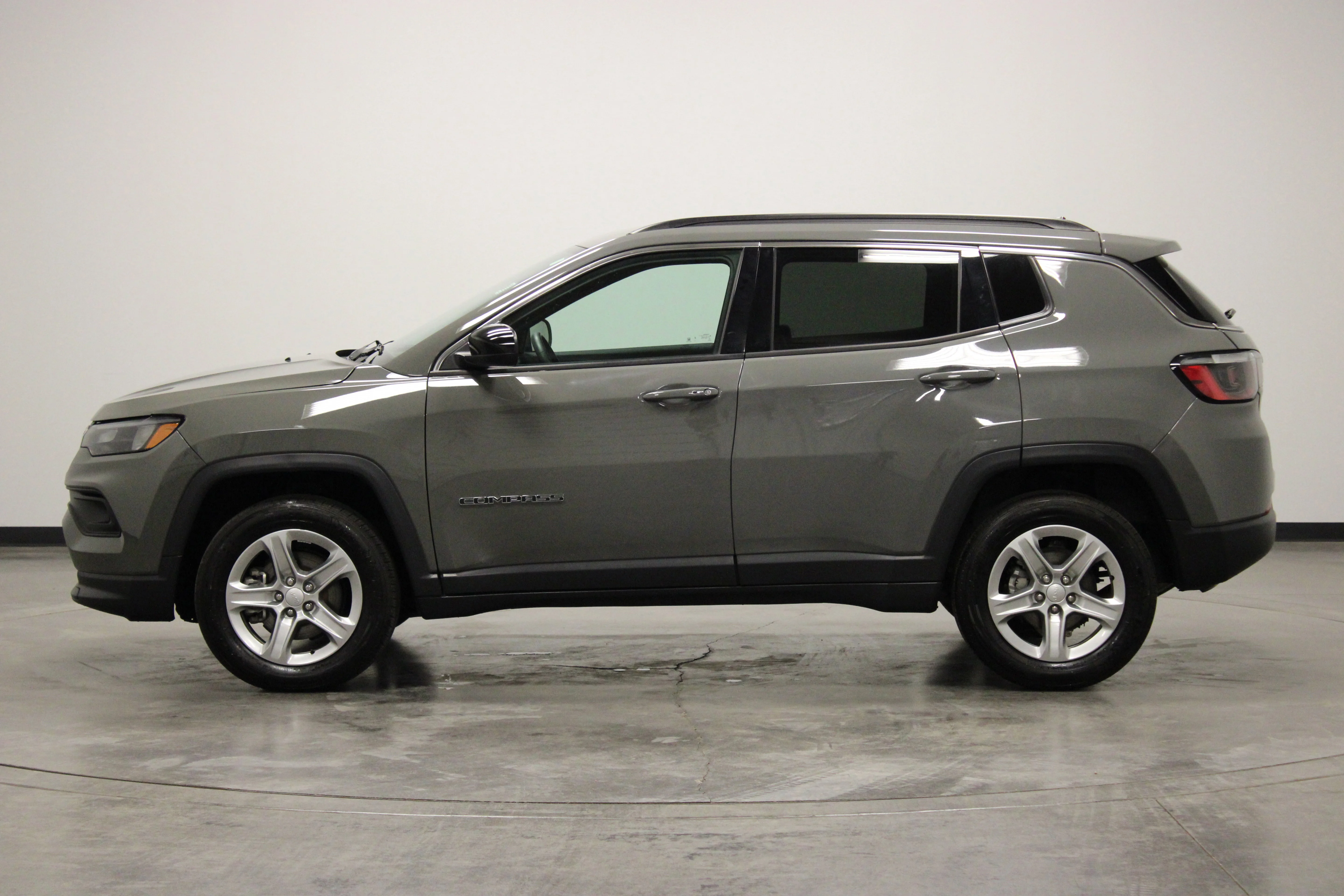 Used 2024 Sting-Gray Clearcoat Jeep Latitude image 5