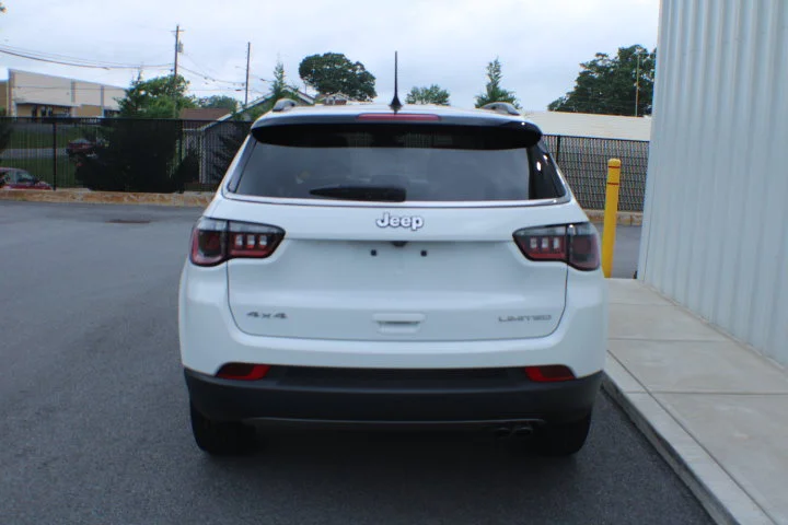 Used 2022 White Jeep Limited 4x4 image 15