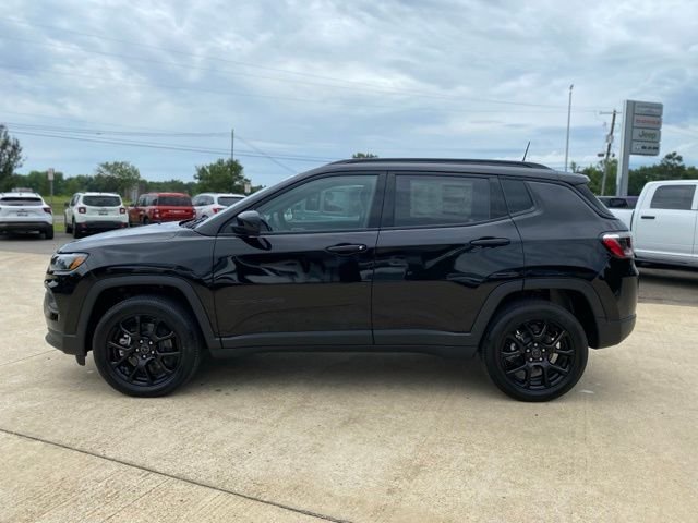 New 2026 Diamond Black Crystal Pearl-Coat Exterior Paint Jeep Latitude image 10