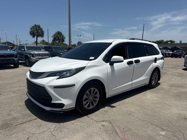 2022 Toyota Sienna LE - Photo 7