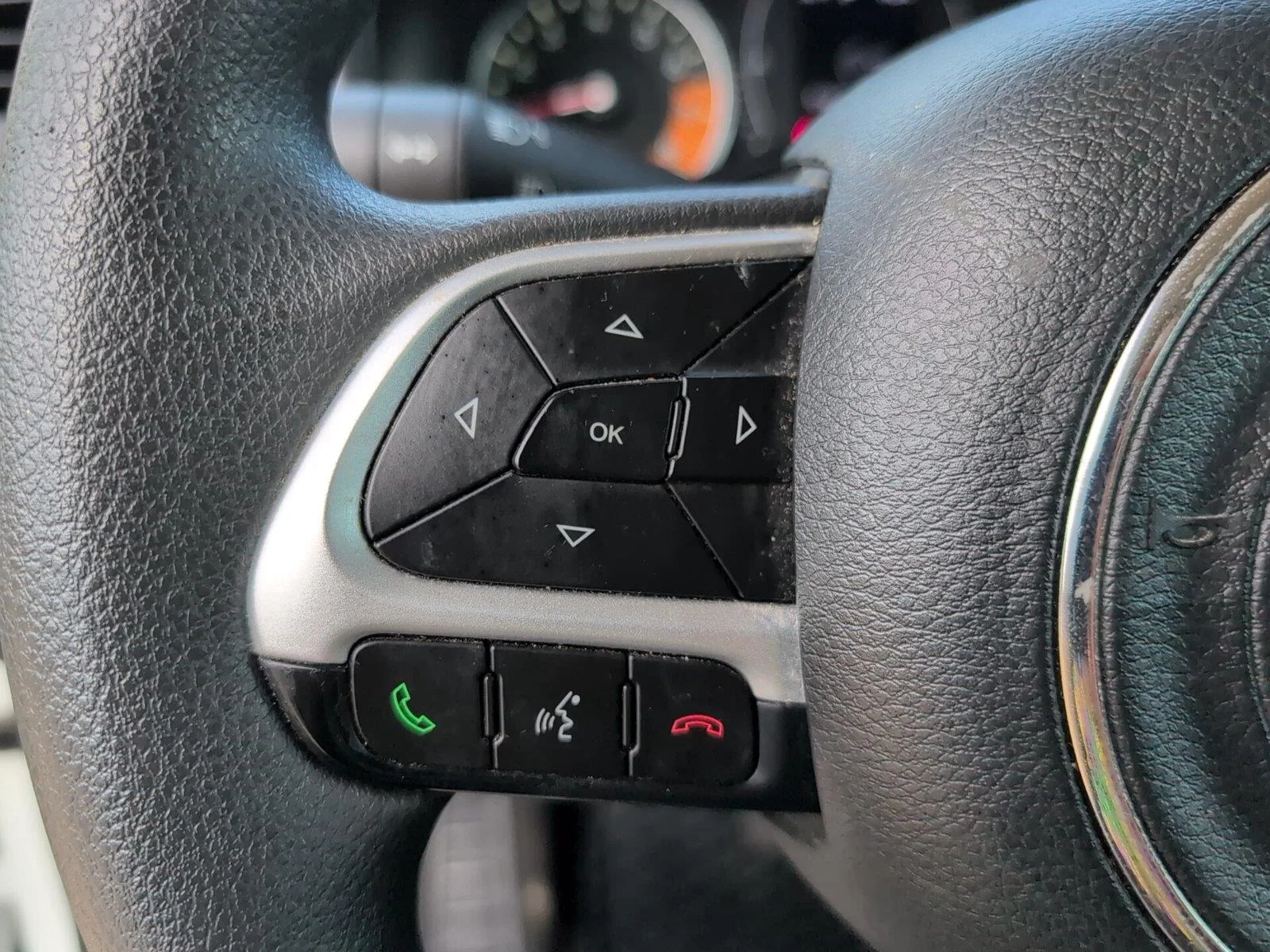 Used 2023 Alpine White Clearcoat Jeep Latitude image 27