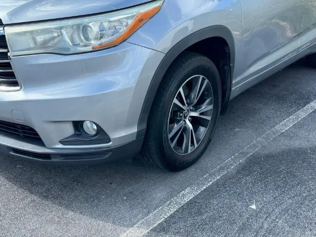 Used 2016 Silver Toyota XLE V6 image 4
