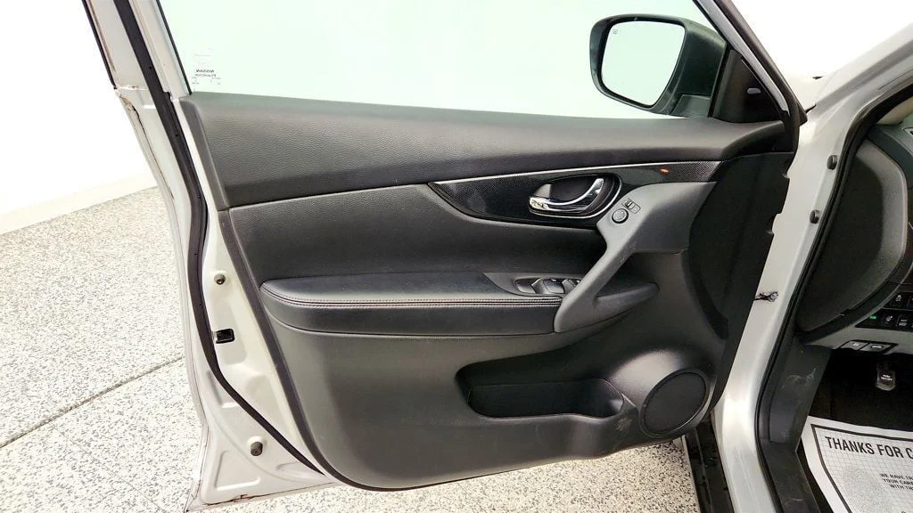 Used 2016 Brilliant Silver Nissan AWD 4dr SL w/ Premium Package & Panoramic Moonroof image 11