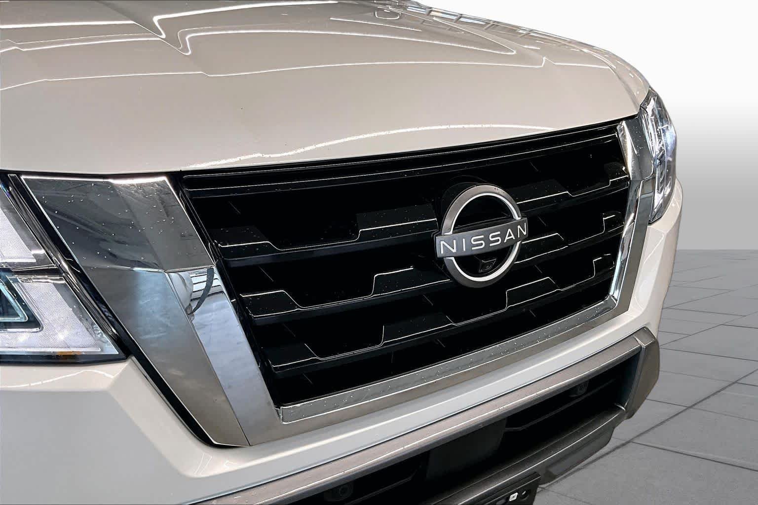 Used 2023 Aspen White Tricoat Nissan Platinum image 28