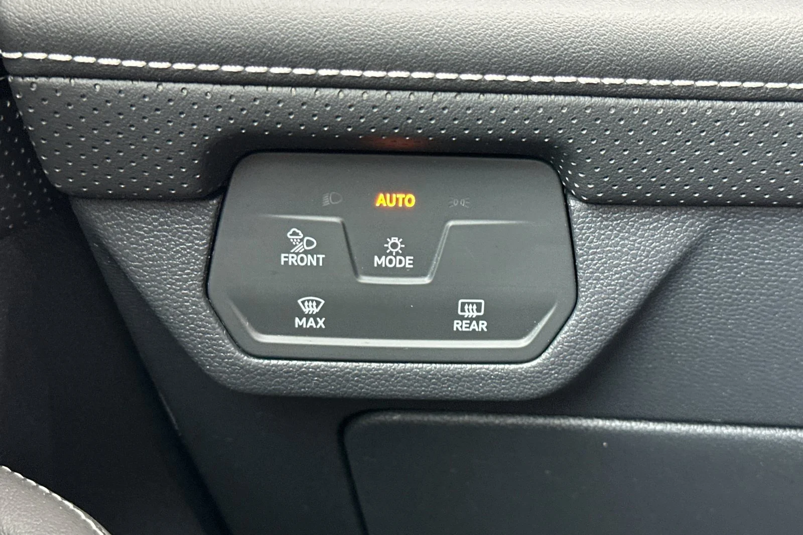 Used 2026  Volkswagen SE w/Technology image 30