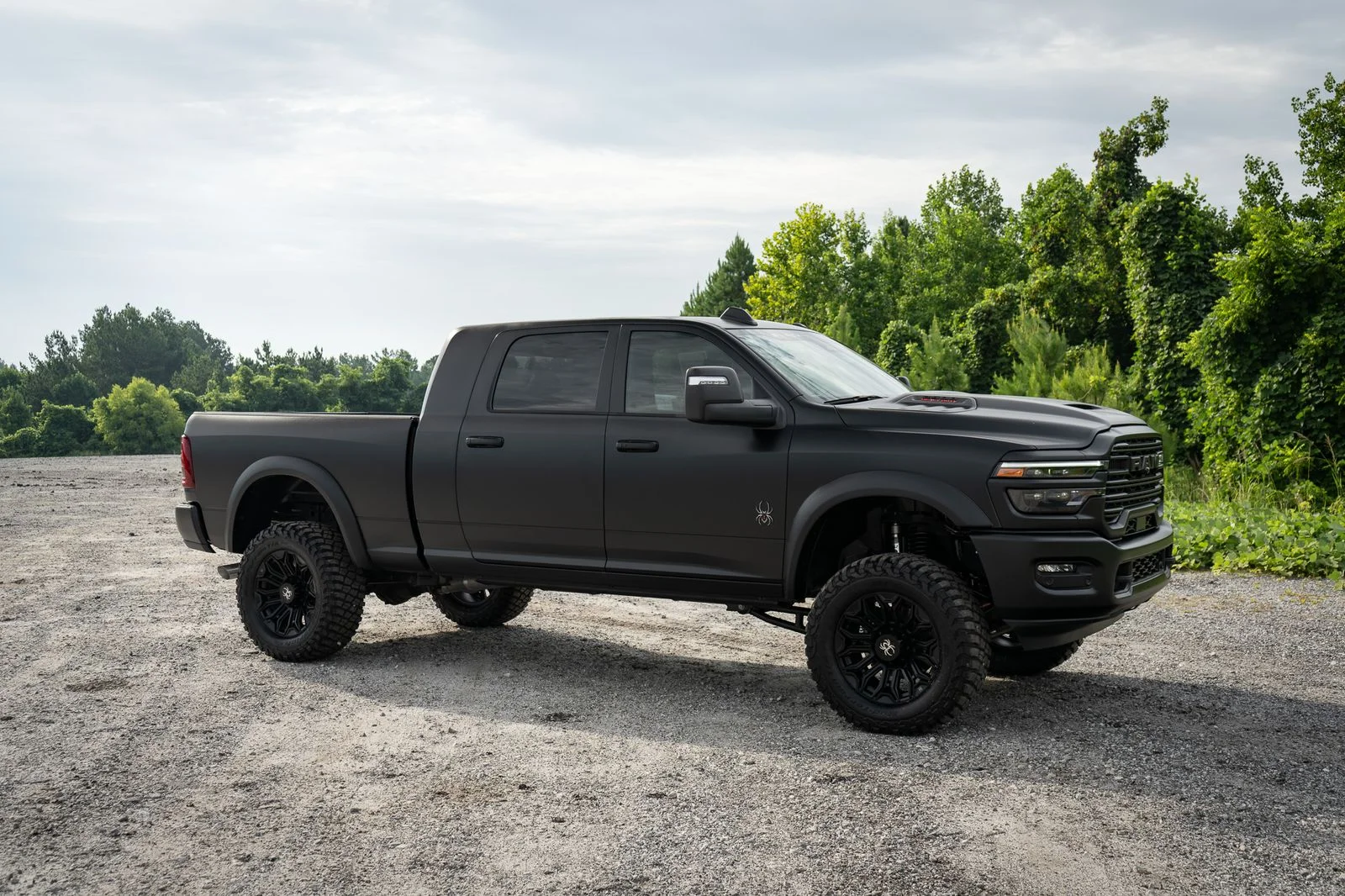 New 2026 Diamond Black Crystal Pearl-Coat Exterior Paint RAM Laramie with Black Widow Package image 22
