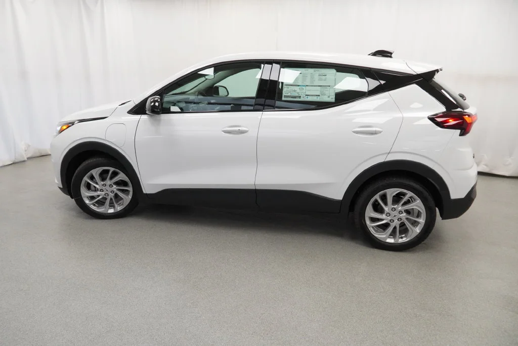 New 2027 Summit White Chevrolet LT image 37