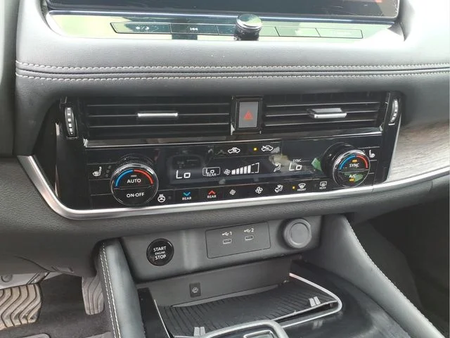 Used 2025 Gold Nissan Platinum image 27