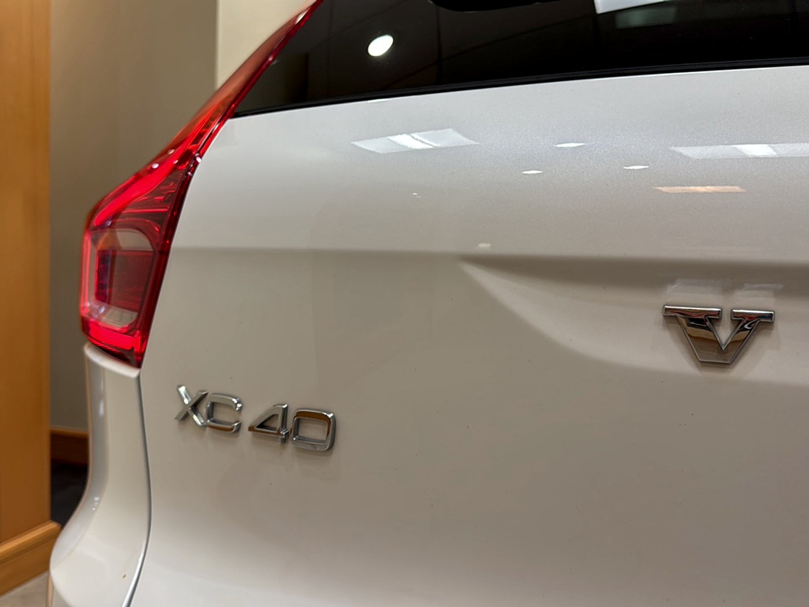 Used 2022 White Volvo T5 R-Design image 23