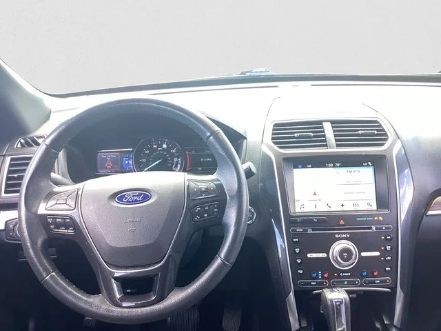 Used 2017 Quartz Metallic Ford Limited image 9