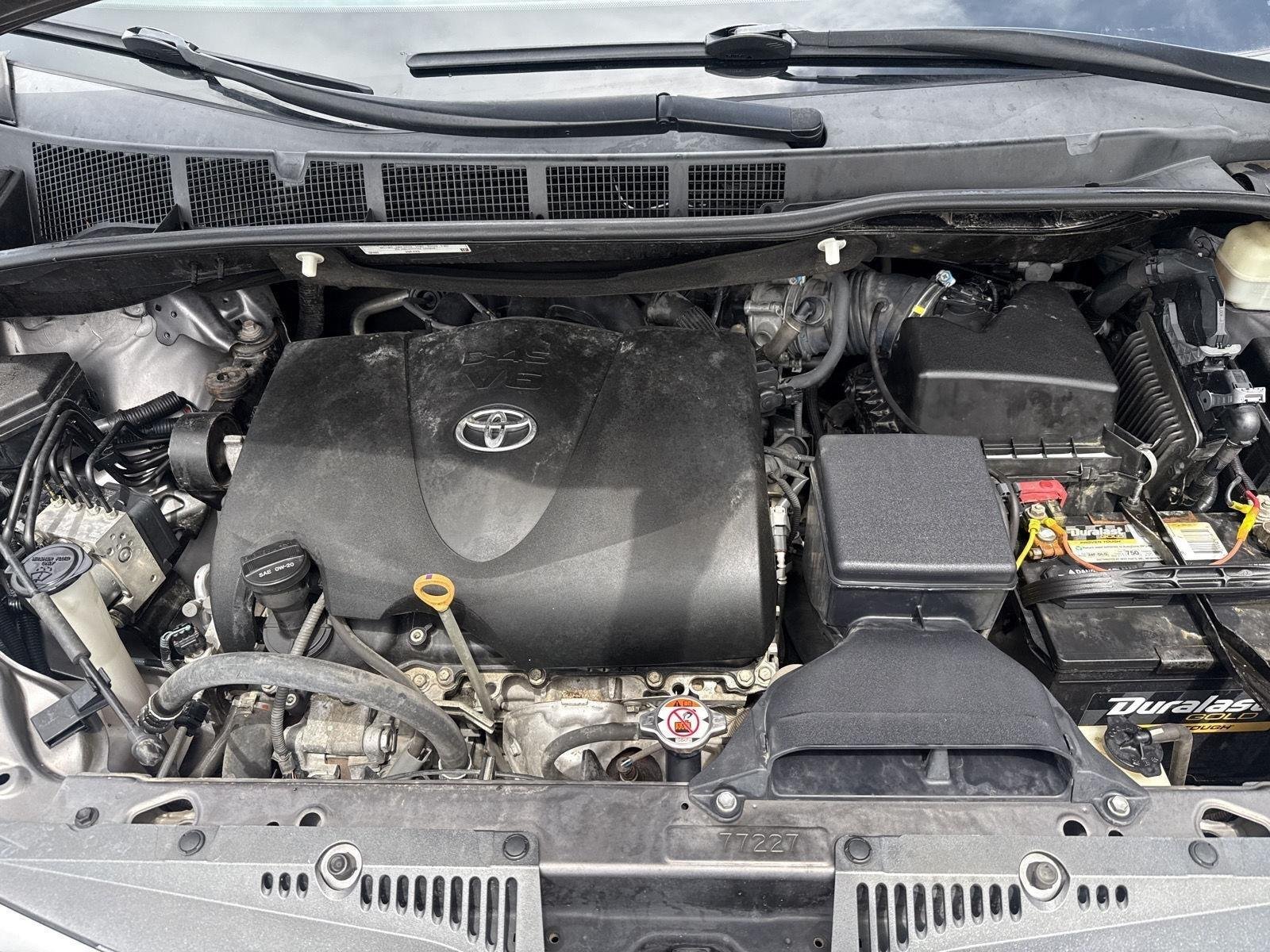 Used 2018 Predawn Gray Mica Toyota XLE image 29