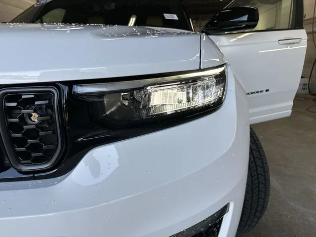 Used 2024 White Jeep Summit image 9