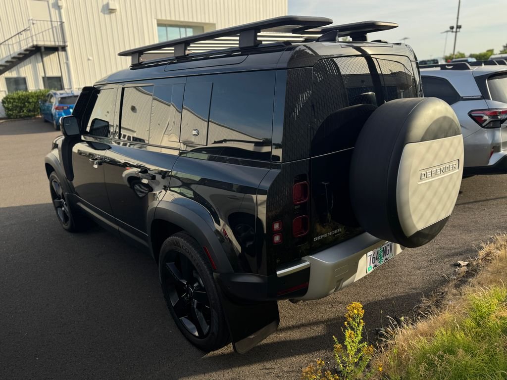 Used 2022 Santorini Black Metallic Land Rover SE image 2