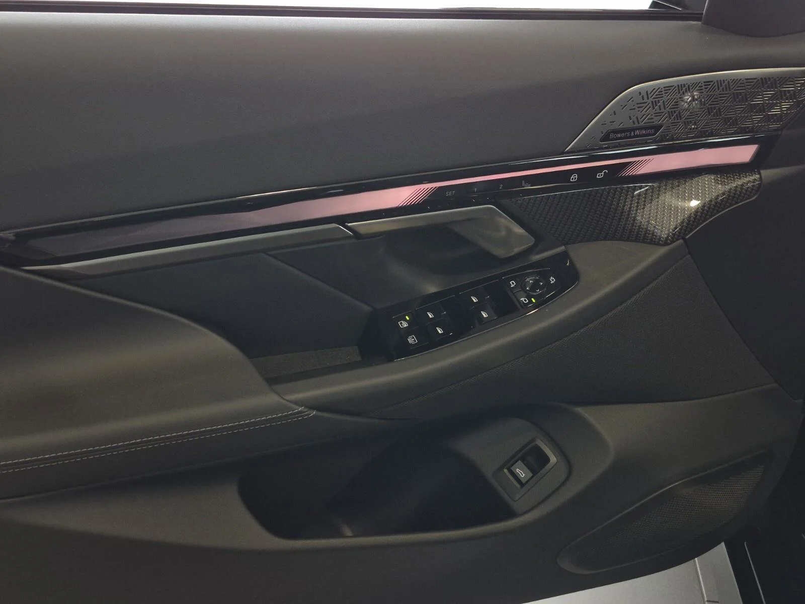 New 2027 Black Sapphire Metallic BMW 550e xDrive image 14