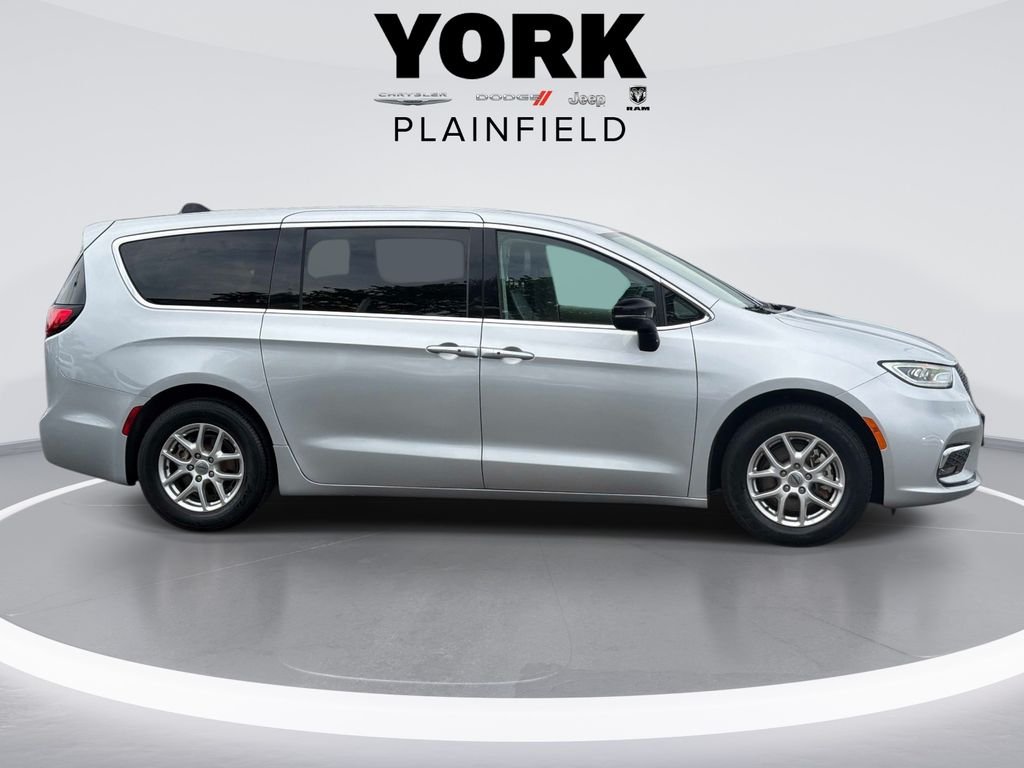 Used 2024 Silver Chrysler Touring L image 4