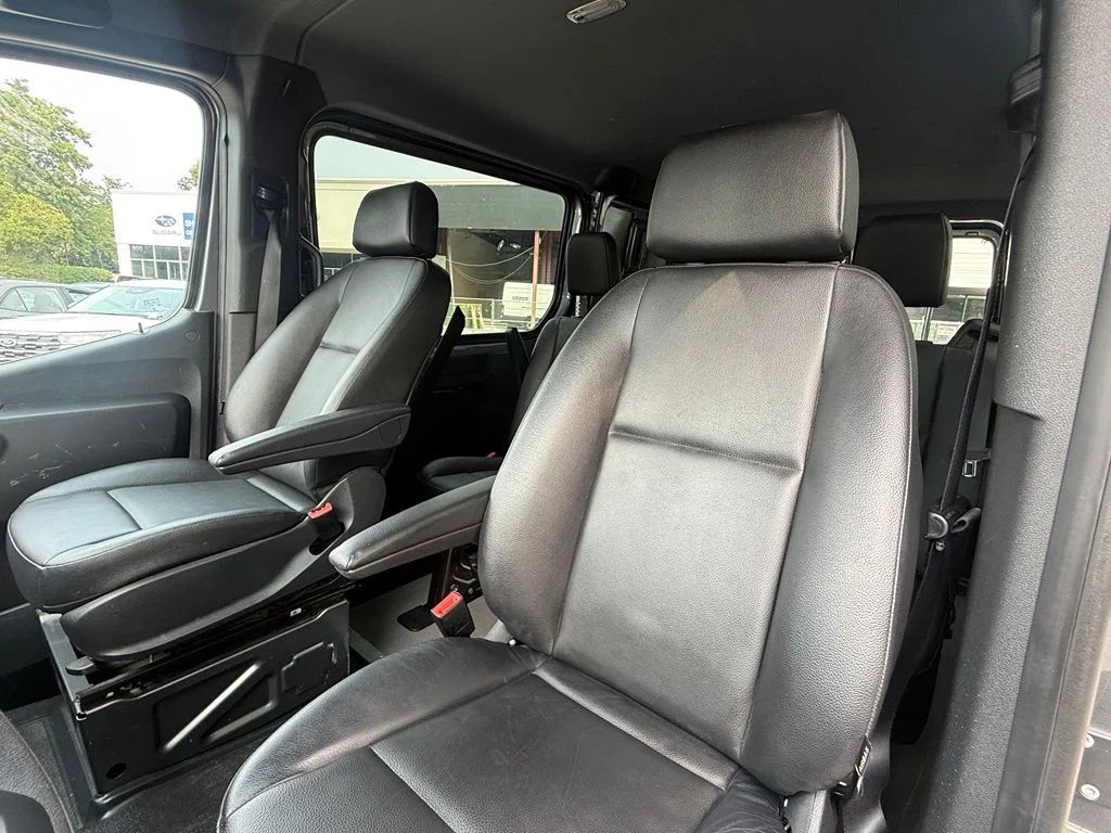 Used 2021  Mercedes-Benz Crew 144 WB image 23