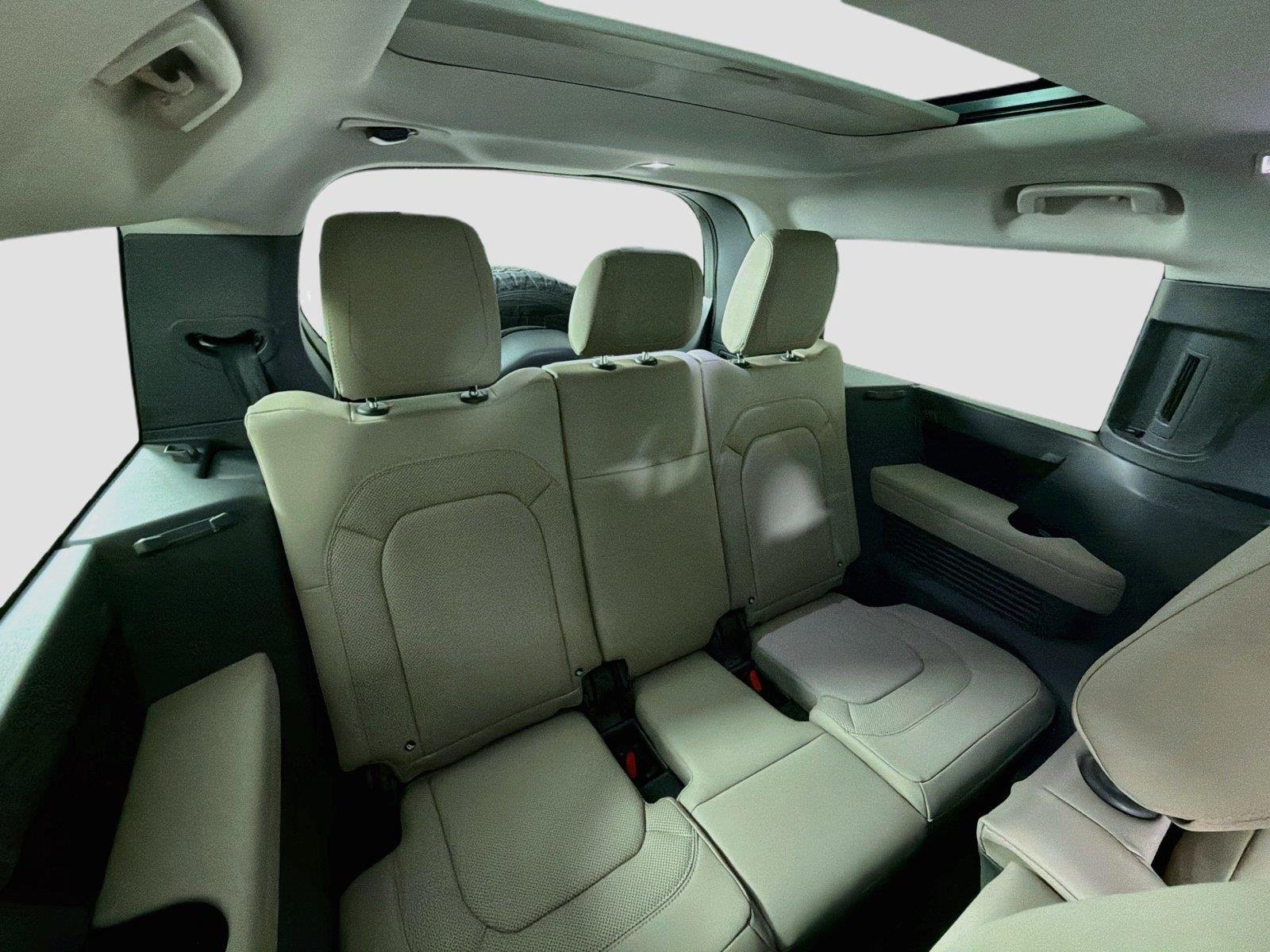 Used 2024 Silicon Silver Land Rover S image 34